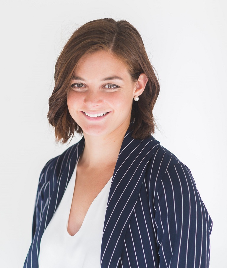 business-woman-smiling-in-office_4460x4460